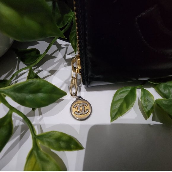 VG Used Condition Authentic Chanel Patent Leather Zip Wallet - Picture 3 of 14